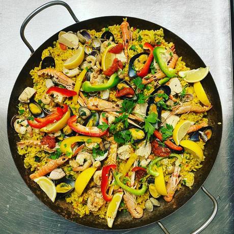 Laissez vos convives voyager dans les contrées espagnoles, faites valser leurs papilles avec notre paëla !
.
.
#traiteurévénementiel #evenementiel #yummyfood #foodporn #paella